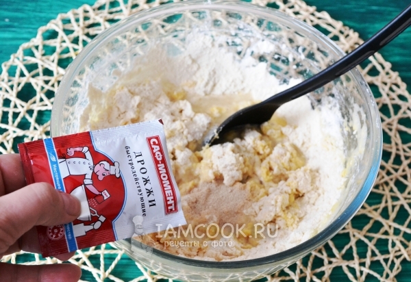 Всыпать дрожжи