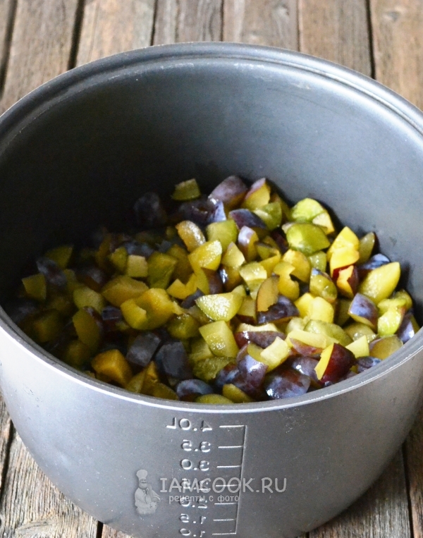 Положить сливу в мультиварку