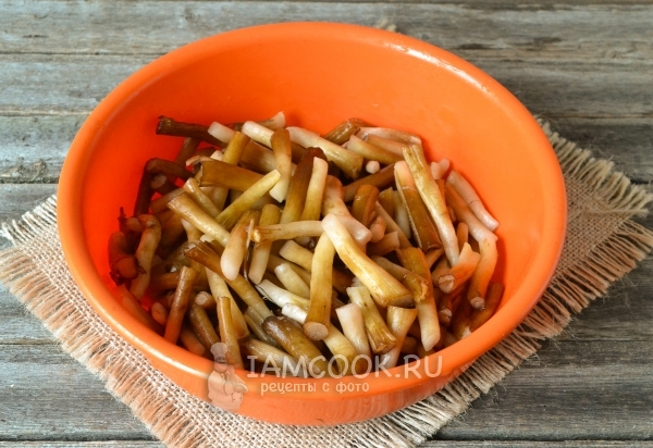 Помыть грибы