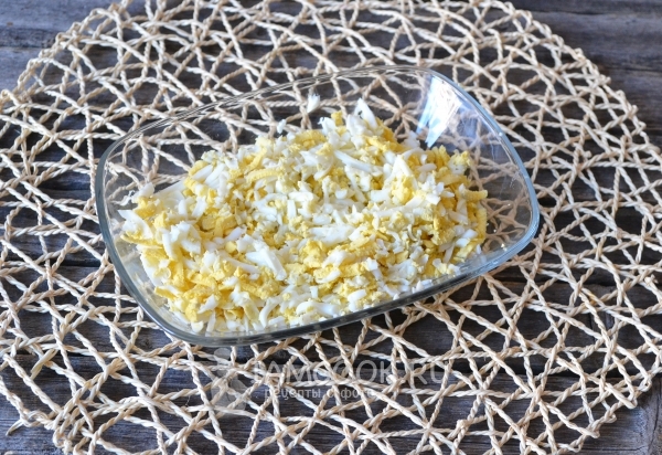 Натереть яйца