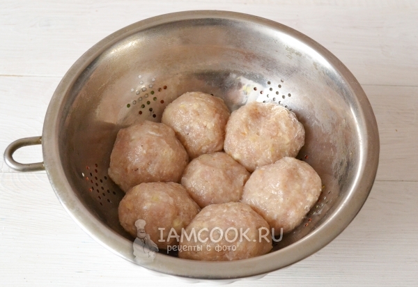 Положить котлеты на дуршлаг