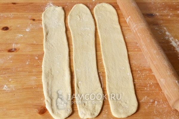 Раскатать полоску теста