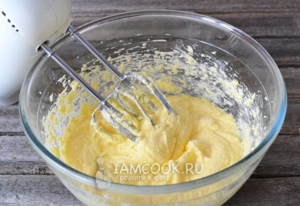 Смесь взбивается миксером