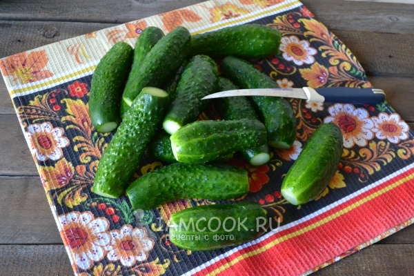 Срезать у огурцов хвостики