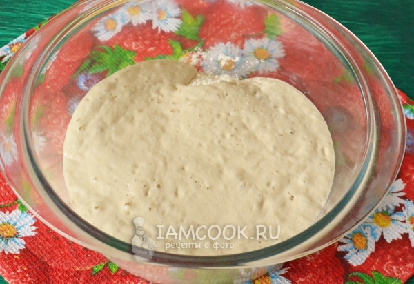 Влить в муку опару