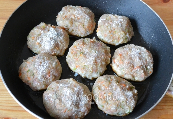 Положить котлеты на сковороду