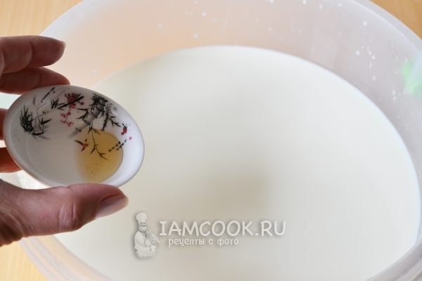 Влить сычужный фермент