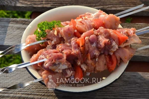 Нанизать мясо на шампуры