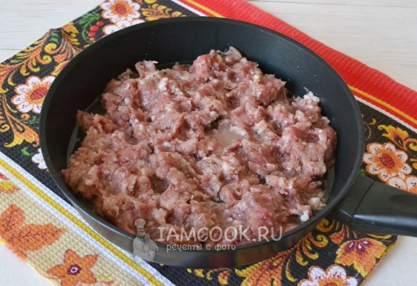 Положить мясо на сковороду