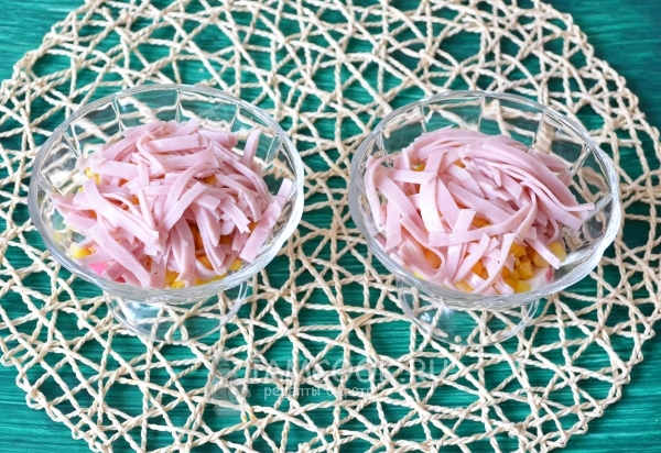 Положить слой ветчины