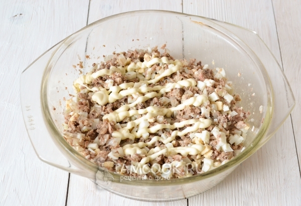 Влить майонез