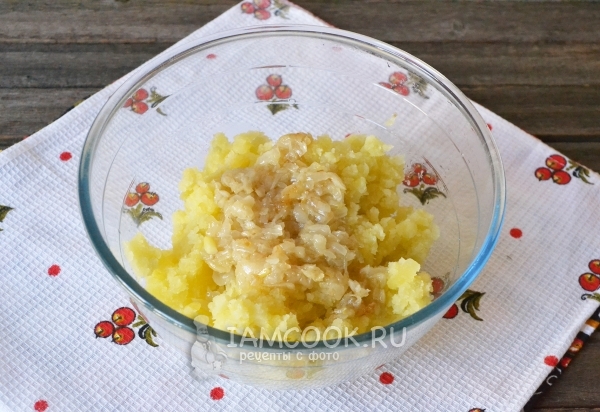 Соединить лук с картофелем