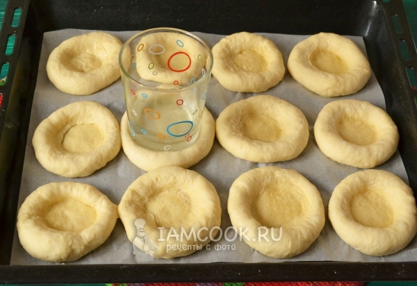 Приплюснуть тесто стаканом