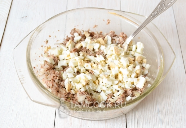 Положить яйцо