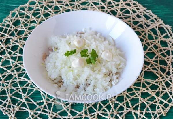 Добавить лук и майонез