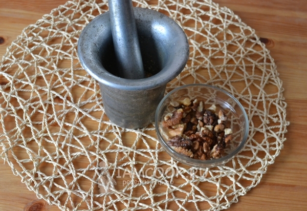 Измельчить орехи