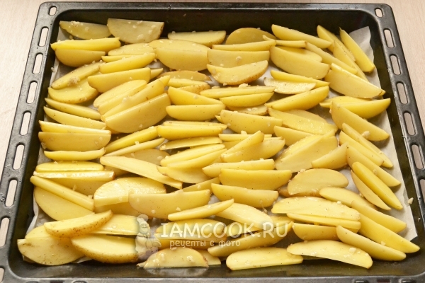 Положить картофель на противень