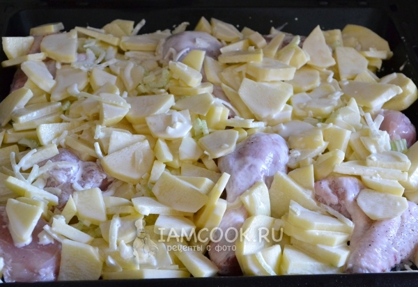 Положить на противень курицу с овощами