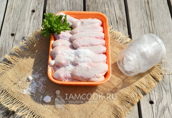 Посолить куриные крылышки