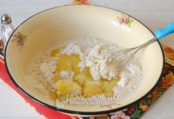 Добавить масло и яйца