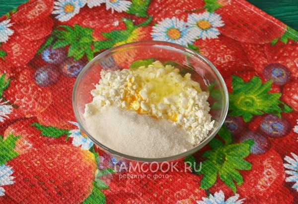 Соединить творог, сахар и яйца