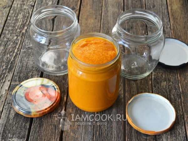 Наполнить банку кабачковой икрой