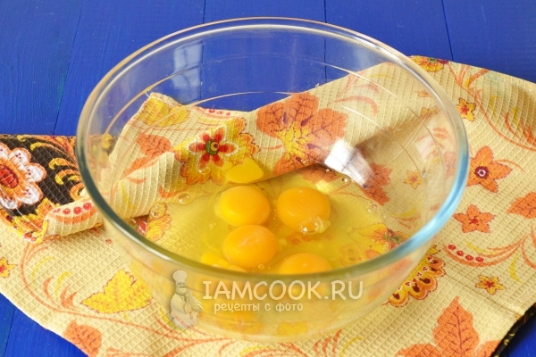 Вбить в миску яйца