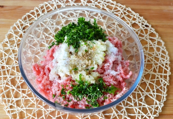 Добавили в фарш лук и зелень