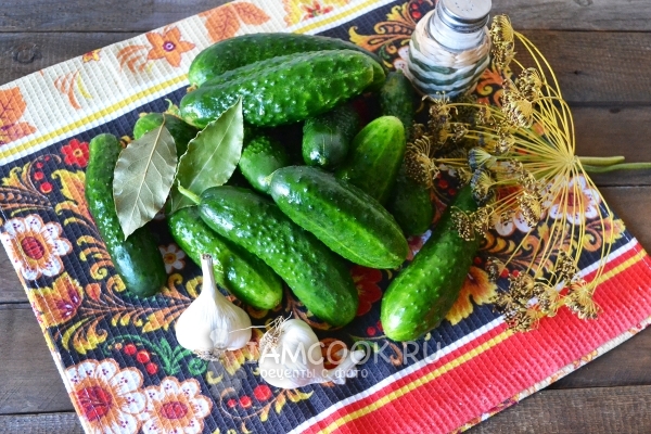 Ингредиенты для малосольных огурцов с чесноком и укропом