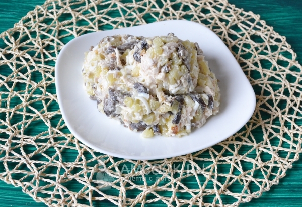 Сделать из салата тело и голову курочки