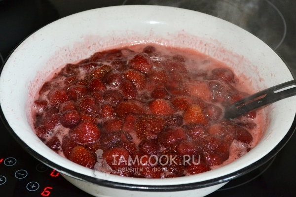Нагреть клубнику с сахаром