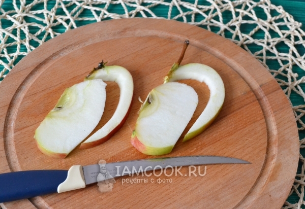 Вырезать из яблока шею