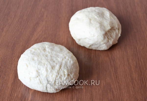 Разделить тесто на две части