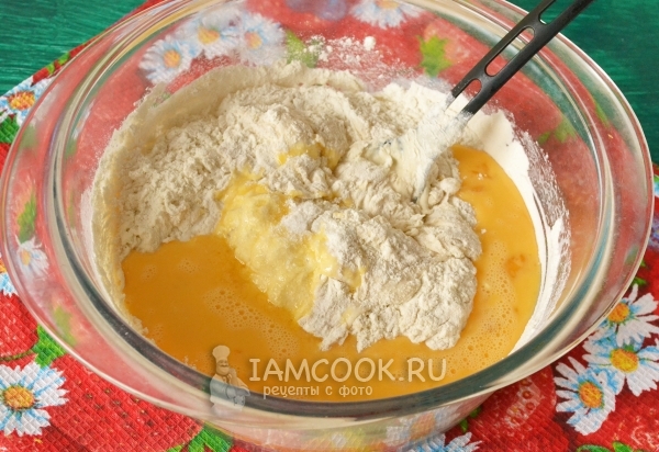 Влить яйца в тесто