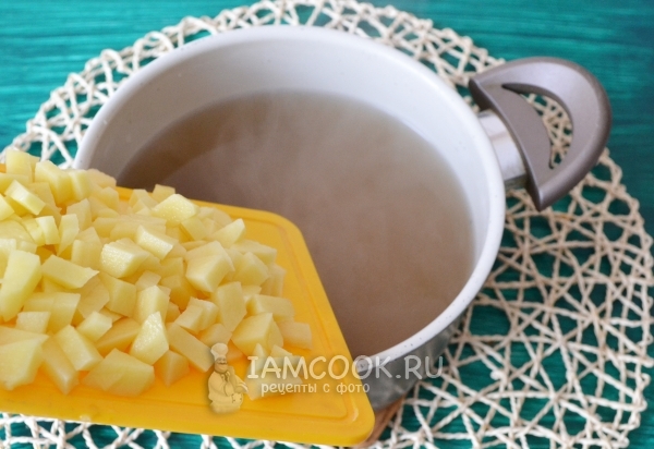 Положить картофель в бульон