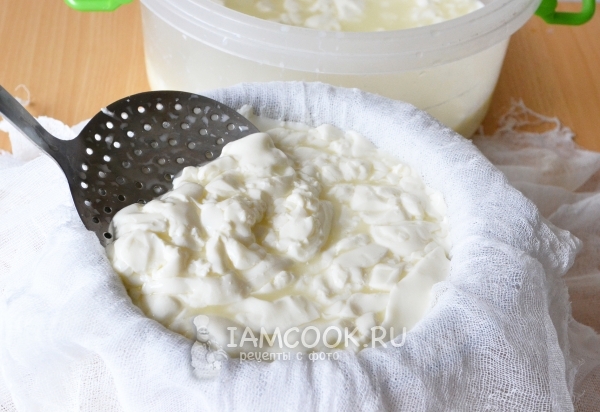 Выложить молочную массу на марлю