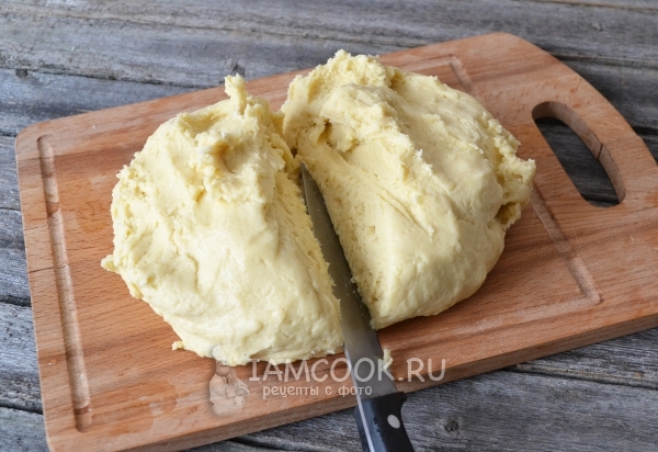 Разделяем тесто на две половины