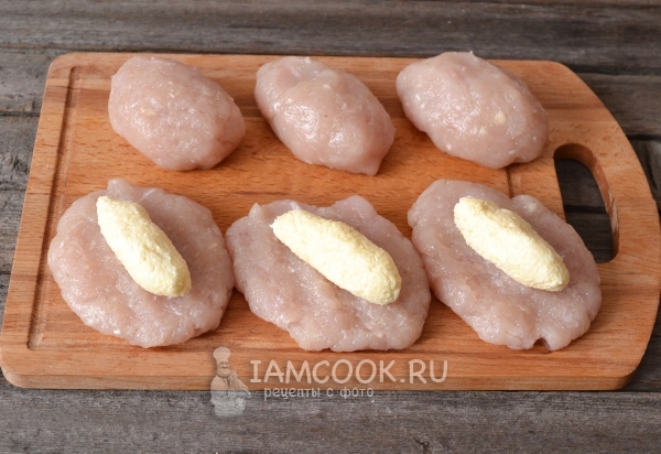 Положить на фарш сырную полосочку