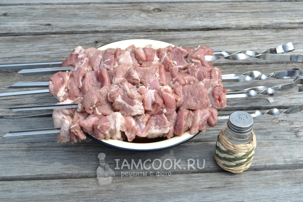 Нанизать мясо на шампуры
