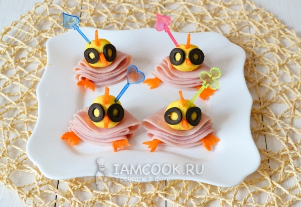 Сделать из моркови клюв и гребешок