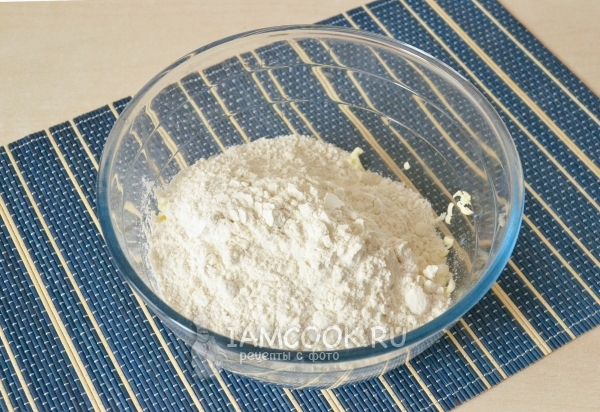 На маргарин насыпали муку