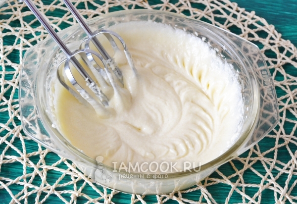 Взбить масло с майонезом и сахаром