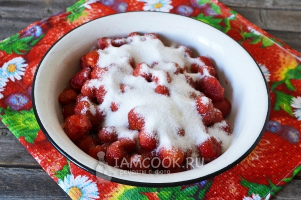 Засыпать ягоды сахаром