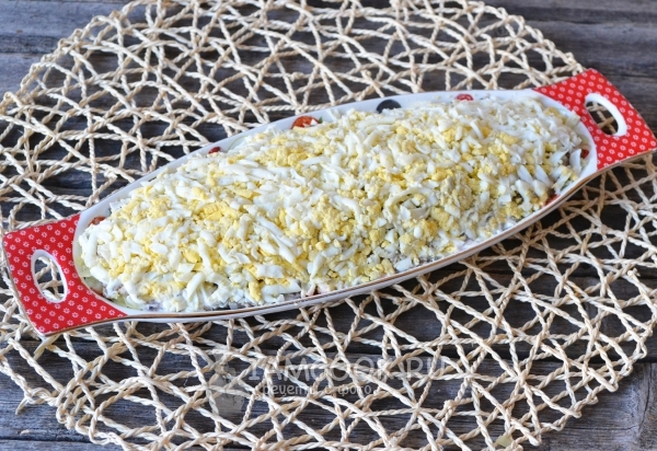 Положить слой яиц