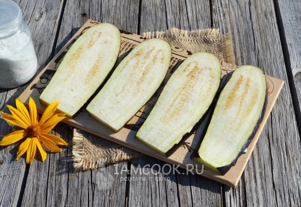 Баклажаны порезать и посолить