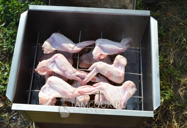 Выложить крылышки в коптильню