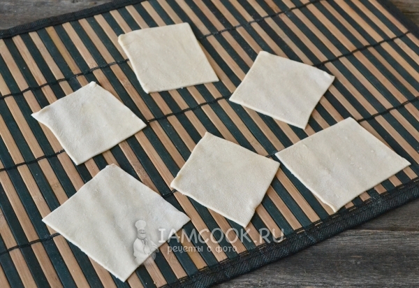 Нарезали пласт теста на прямоугольники