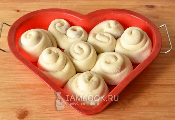 Выложить улитку из теста в форму