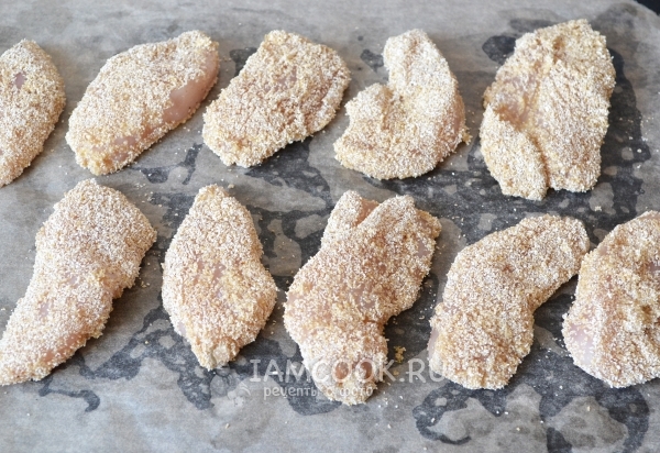 Выложить куриную грудку на противень