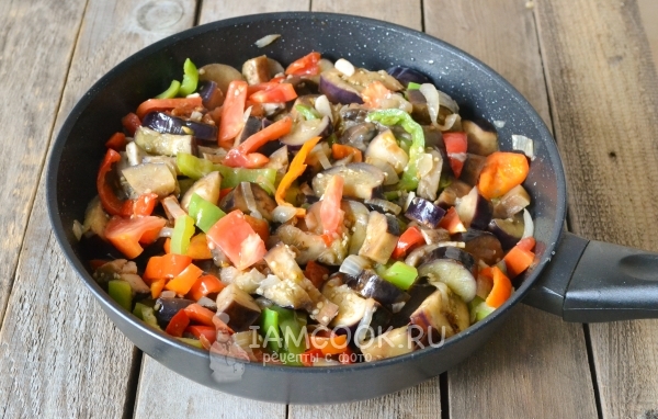 Готовые жареные баклажаны с грибами